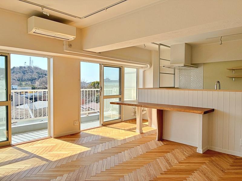 藤沢市鵠沼東の売買物件/目の前が開けているのはこのマンションならでは。ヘリンボーンの床がこだわりを感じさせる、リラックスした雰囲気の部屋です