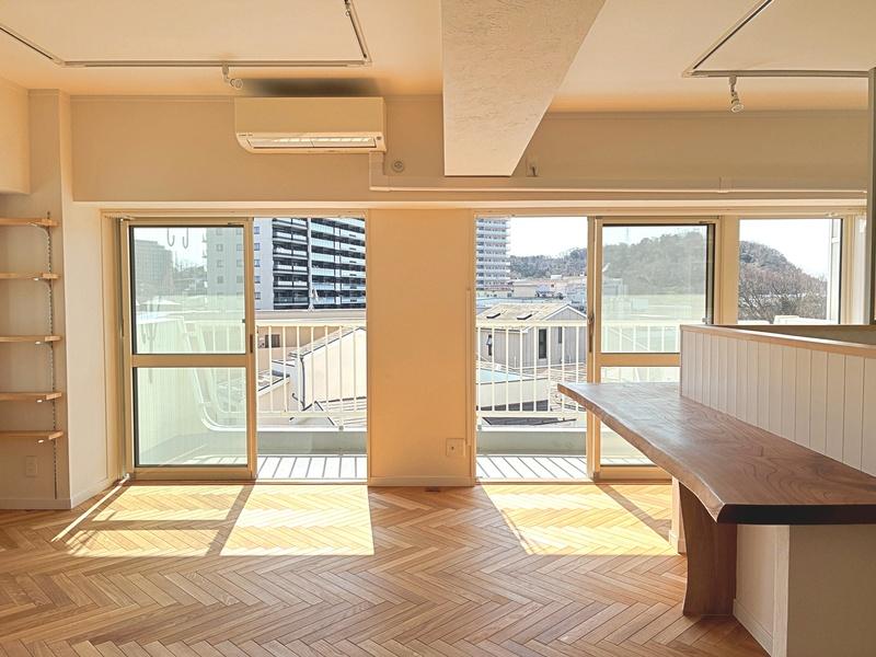 藤沢市鵠沼東の売買物件/バルコニー側の掃き出し窓の方を見てみる。かすかに公園で遊ぶ子供たちの声がします