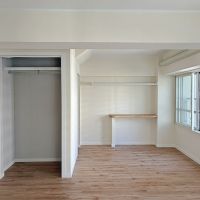 藤沢市鵠沼東の売買物件/北側の洋室（オープンの収納があります）。奥にはキッチンカウンターの端材で作ったミニカウンター