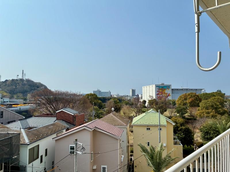 藤沢市鵠沼東の売買物件/バルコニーからの眺望。森林公園の緑の奥に、実は江ノ島シーキャンドルが見えるのです