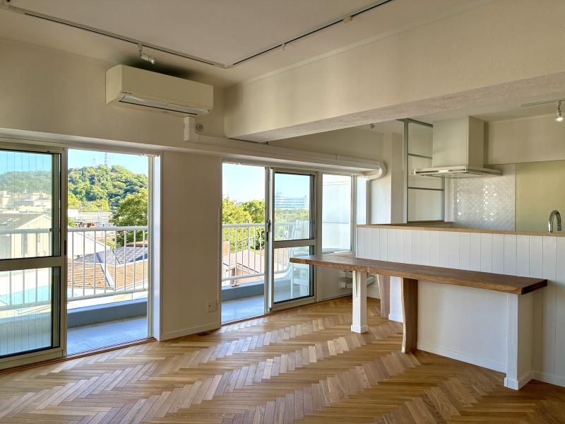 藤沢市鵠沼東の売買物件/7月の写真。窓の外に広がる「森林公園」の緑が鮮やかです。夏の時期も、風通しがよいのが嬉しい
