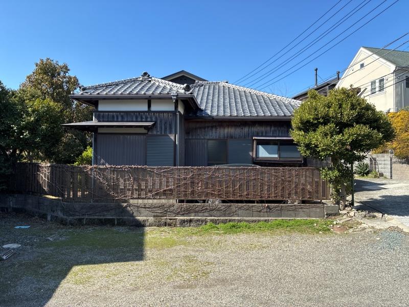 三浦郡葉山町一色の賃貸物件/外観｜瓦屋根の軒先がビシッと通っています。軸組がしっかりしているから重い瓦屋根が垂れてこないのです。腕の良い大工が建てた証です