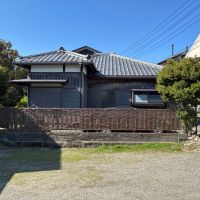 三浦郡葉山町一色の賃貸物件/外観｜瓦屋根の軒先がビシッと通っています。軸組がしっかりしているから重い瓦屋根が垂れてこないのです。腕の良い大工が建てた証です