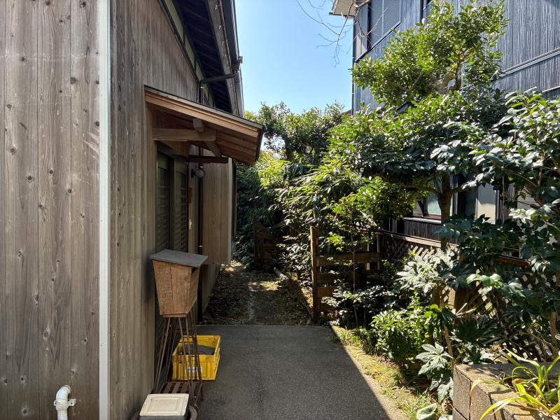 三浦郡葉山町一色の賃貸物件/アプローチ｜玄関まわりも緑が生い茂り良い雰囲気