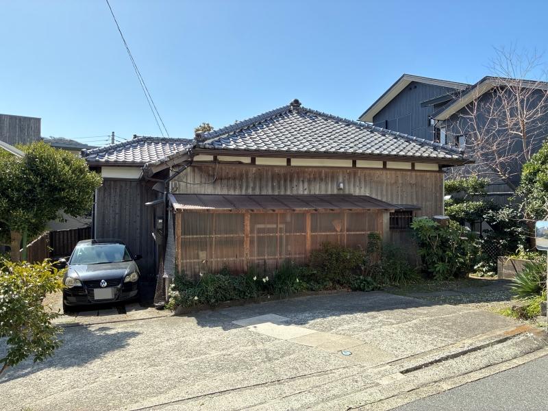 三浦郡葉山町一色の賃貸物件/外観｜建物まわりもゆったりとした平屋。牧歌的な雰囲気が漂います。