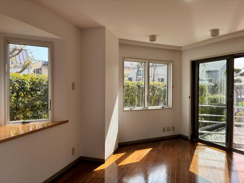 藤沢市片瀬海岸三丁目の賃貸物件/LDK｜多面採光で明るい空間。窓からは敷地の植栽が。出窓のスペースに何を飾ろうかな