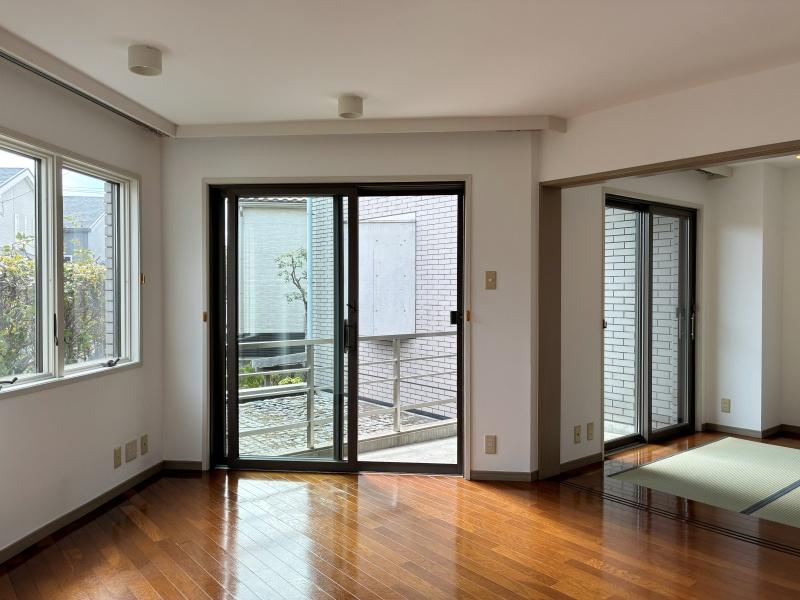 藤沢市片瀬海岸三丁目の賃貸物件/キッチンから見て。ジグザグとつながる空間に、どのように家具を配置しましょう