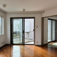 藤沢市片瀬海岸三丁目の賃貸物件/キッチンから見て。ジグザグとつながる空間に、どのように家具を配置しましょう