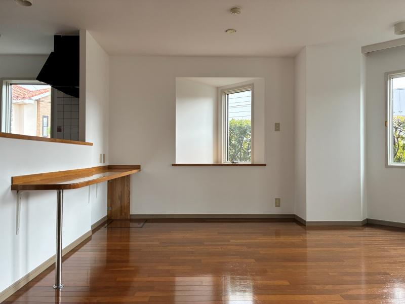 藤沢市片瀬海岸三丁目の賃貸物件/LDK｜備え付けのカウンターに椅子を並べて。食事やデスクワークに使えそう