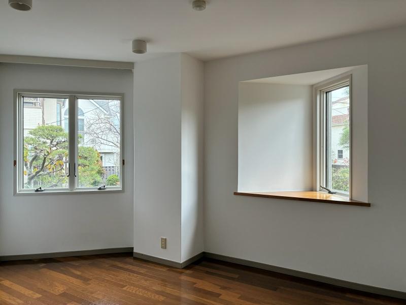 藤沢市片瀬海岸三丁目の賃貸物件/北側洋室｜約7.4帖。こちらもカクカクしています。窓は北東向きと南東向きに1つずつ。光はしっかり入ります