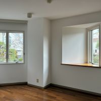 藤沢市片瀬海岸三丁目の賃貸物件/北側洋室｜約7.4帖。こちらもカクカクしています。窓は北東向きと南東向きに1つずつ。光はしっかり入ります