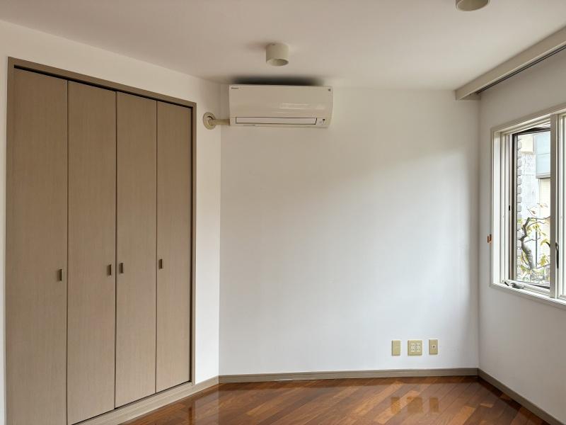 藤沢市片瀬海岸三丁目の賃貸物件/北側洋室｜収納とエアコン付き。ここを寝室とするか、書斎とするかで迷います