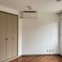 藤沢市片瀬海岸三丁目の賃貸物件/北側洋室｜収納とエアコン付き。ここを寝室とするか、書斎とするかで迷います