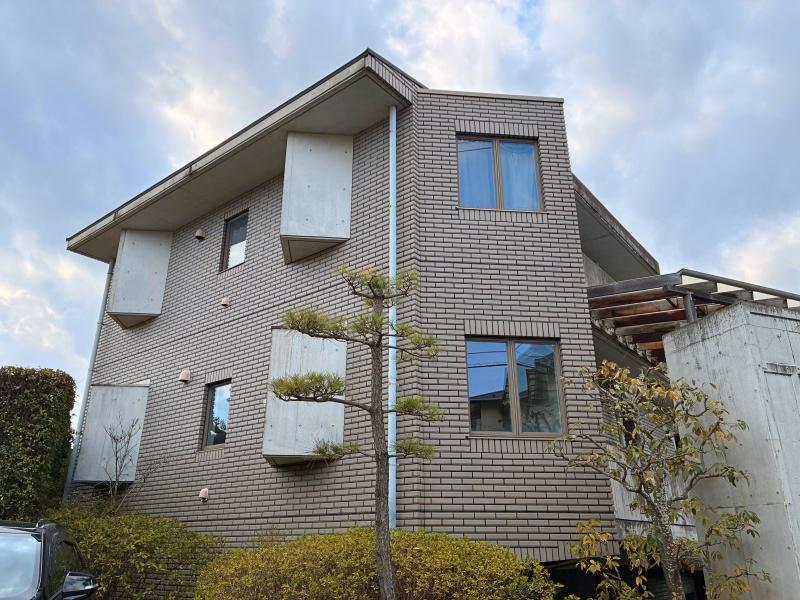 藤沢市片瀬海岸三丁目の賃貸物件/外観｜前面道路から見て。カクカクした形が印象的。1フロアに2戸のみ、小規模な賃貸マンションです