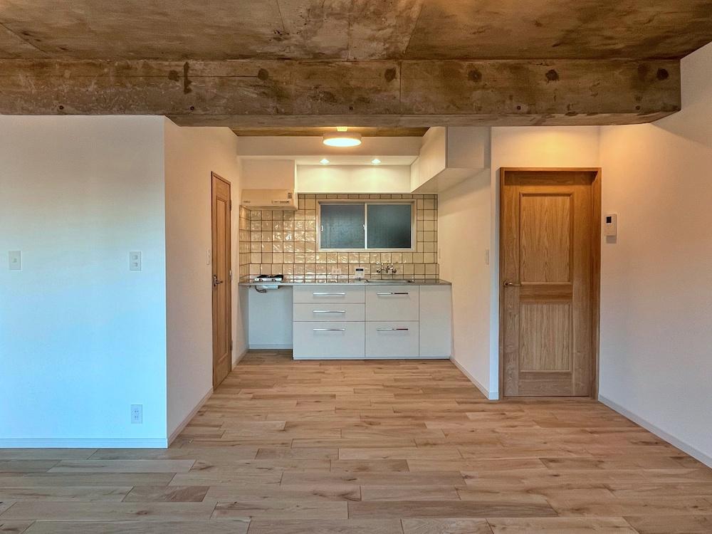 横浜市南区永田山王台の売買物件/無垢の床材や建具がいい雰囲気を出しています