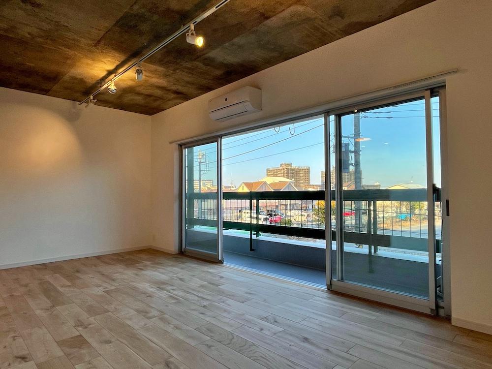 横浜市南区永田山王台の売買物件/窓を別アングルから｜高台にあるので3階でも視界良好