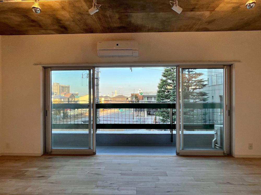 横浜市南区永田山王台の売買物件/正面の窓の先には幼稚園のシンボルツリー