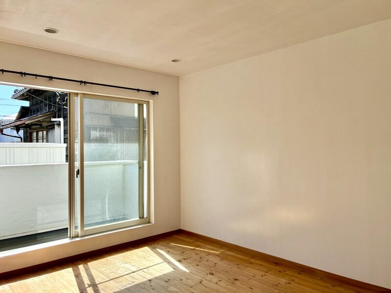 鎌倉市材木座二丁目の賃貸物件/シンプルな無垢の床、白の塗装仕上げの壁