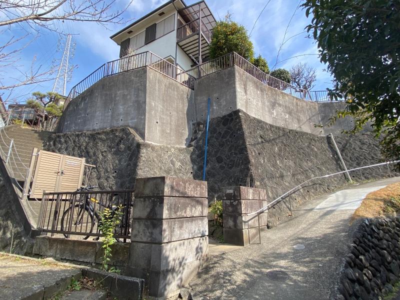 鎌倉市大船六丁目の賃貸物件/建物は高さのある擁壁の上に。左手が階段を上るルート、右手は坂道を上るルート