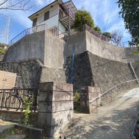 鎌倉市大船六丁目の賃貸物件/建物は高さのある擁壁の上に。左手が階段を上るルート、右手は坂道を上るルート