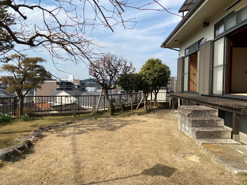 鎌倉市大船六丁目の賃貸物件/庭│高さのある縁側に座って足をぷらぷら。ガーデニングやバーベキューもできそうです