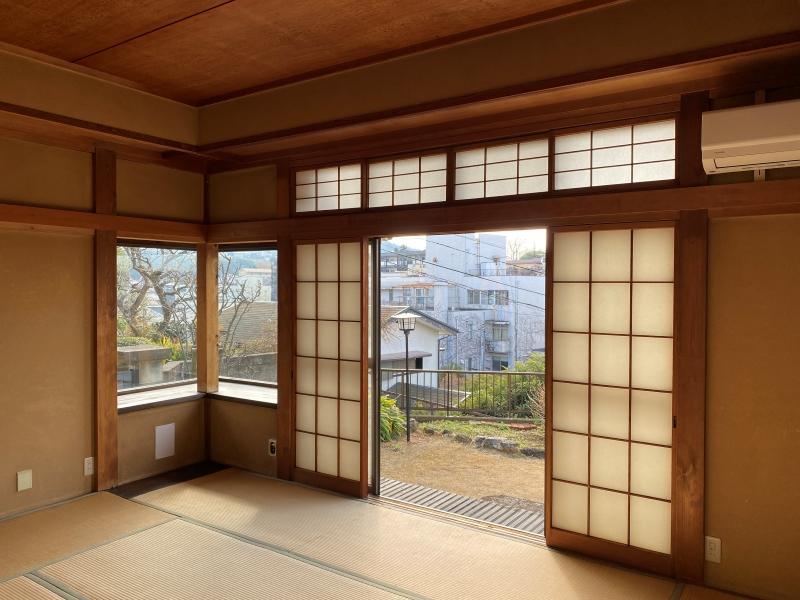 鎌倉市大船六丁目の賃貸物件/1階和室10畳│角の窓の先は松と梅