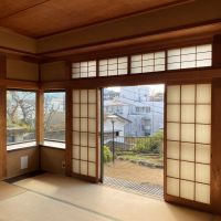 鎌倉市大船六丁目の賃貸物件/1階和室10畳│角の窓の先は松と梅