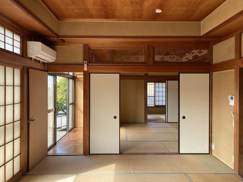 鎌倉市大船六丁目の賃貸物件/1階和室│手前から10畳、8畳、6畳と奥行のある空間。広縁から眺める庭の様子もいいな