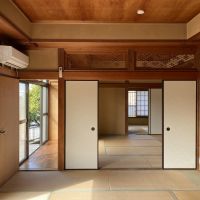 鎌倉市大船六丁目の賃貸物件/1階和室│手前から10畳、8畳、6畳と奥行のある空間。広縁から眺める庭の様子もいいな