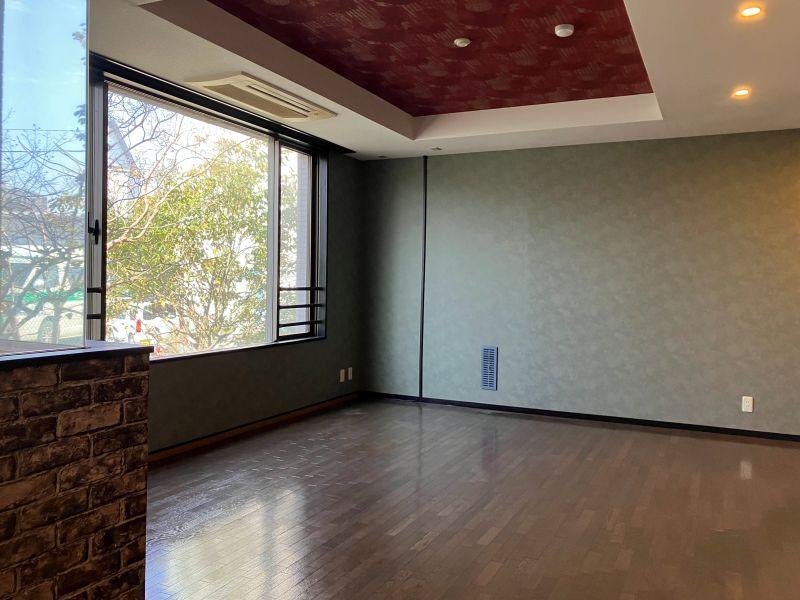 三浦郡葉山町堀内の賃貸物件/リビング｜賑やかなカラーリングの壁紙に彩られています。窓は大きめですが、明るさは控えめ。