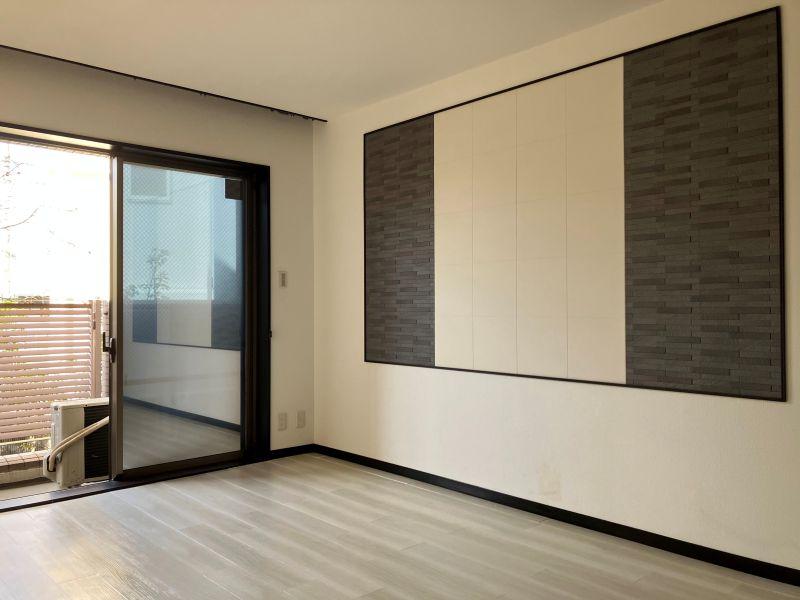 三浦郡葉山町堀内の賃貸物件/洋室（7.7帖）｜ヘッドボードにちょうど良さそうな壁の装飾。