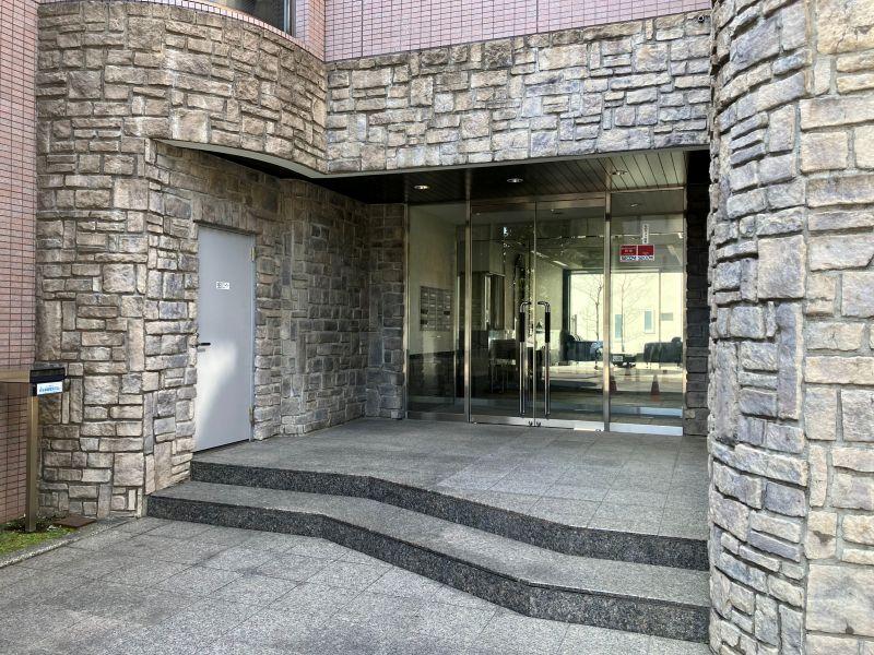 三浦郡葉山町堀内の賃貸物件/エントランス｜城塞のようないかめしさ。