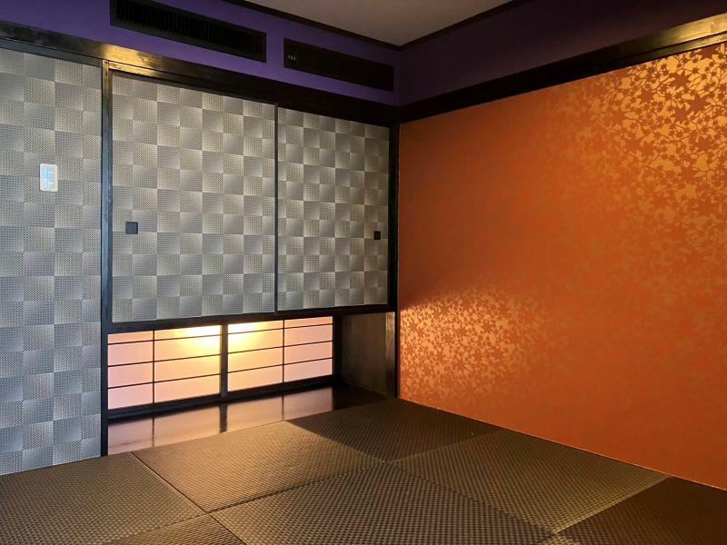 三浦郡葉山町堀内の賃貸物件/和室｜壁紙はビビットで豪奢。収納もついてます。天井から忍者が現れそう。