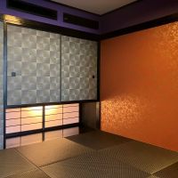 三浦郡葉山町堀内の賃貸物件/和室｜壁紙はビビットで豪奢。収納もついてます。天井から忍者が現れそう。