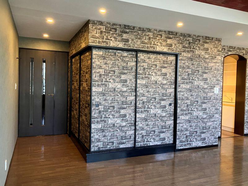 三浦郡葉山町堀内の賃貸物件/リビング｜襖を閉めるとこんな感じです。レンガ柄のテクスチャー。