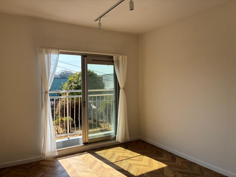 逗子市小坪二丁目の売買物件/南側洋室｜5.5帖。掃き出し窓からベランダに出られます。陽だまりが気持ち良い