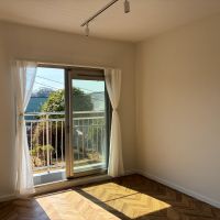 逗子市小坪二丁目の売買物件/南側洋室｜5.5帖。掃き出し窓からベランダに出られます。陽だまりが気持ち良い