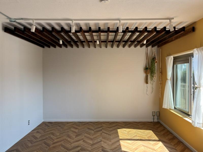 逗子市小坪二丁目の売買物件/リビングダイニング｜12.0帖。ポップな壁紙は、ルーバー天井の木材とも相性が良い