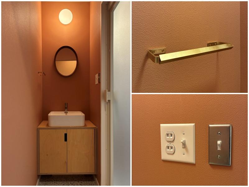 逗子市小坪二丁目の売買物件/洗面所｜テラコッタ色のアクセントクロスが可愛い。細かなパーツの選択にも遊び心を