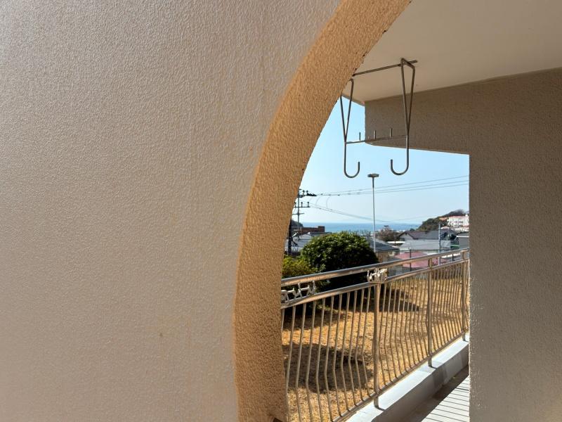 逗子市小坪二丁目の売買物件/アール壁から覗く海。ここは小坪の高台にある築53年の団地「小坪ハイツ」
