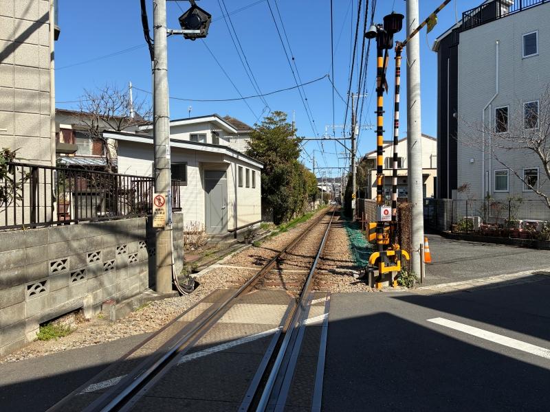 鎌倉市由比ガ浜二丁目の賃貸物件/家までの道のり｜この線路沿いを歩いていきます。江ノ電には十分に注意して