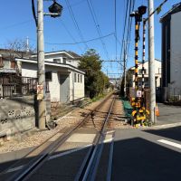 鎌倉市由比ガ浜二丁目の賃貸物件/家までの道のり｜この線路沿いを歩いていきます。江ノ電には十分に注意して