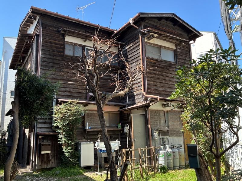 鎌倉市由比ガ浜二丁目の賃貸物件/外観｜この物件にたどり着くには、江ノ電の線路を歩いてくる探検家マインドが必要です