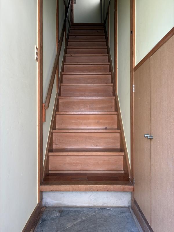 鎌倉市由比ガ浜二丁目の賃貸物件/玄関｜扉を開けるとまずは2階へ続く階段が
