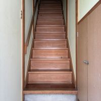 鎌倉市由比ガ浜二丁目の賃貸物件/玄関｜扉を開けるとまずは2階へ続く階段が