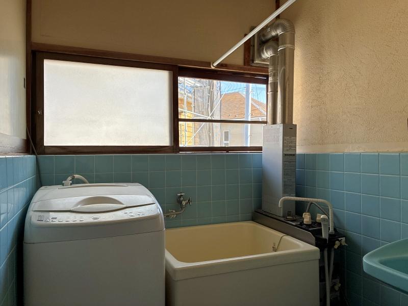 鎌倉市由比ガ浜二丁目の賃貸物件/洗面室・浴室｜お風呂はバランス釜焚き。浴槽も小さいけれど、それもあえて楽しめる方、お待ちしています