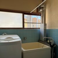 鎌倉市由比ガ浜二丁目の賃貸物件/洗面室・浴室｜お風呂はバランス釜焚き。浴槽も小さいけれど、それもあえて楽しめる方、お待ちしています