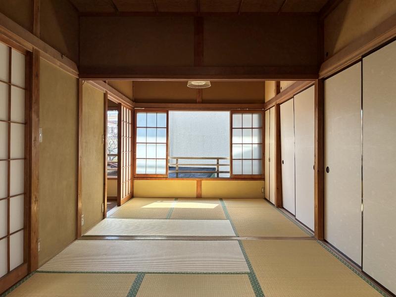 鎌倉市由比ガ浜二丁目の賃貸物件/和室2｜窓、障子の格子。水平、垂直がビシッと通っているから整った空間に見えるのです