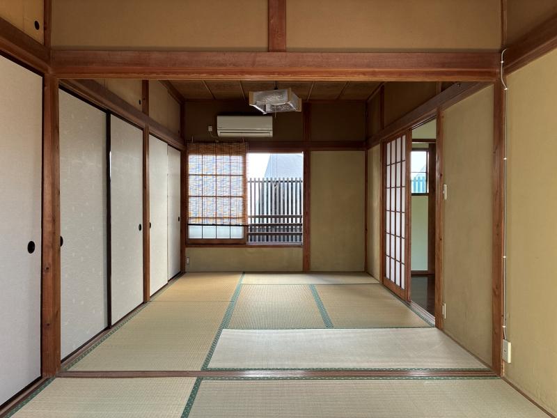 鎌倉市由比ガ浜二丁目の賃貸物件/和室1｜2間続きの和室。北側にも窓があって、柔らかい光が入ります