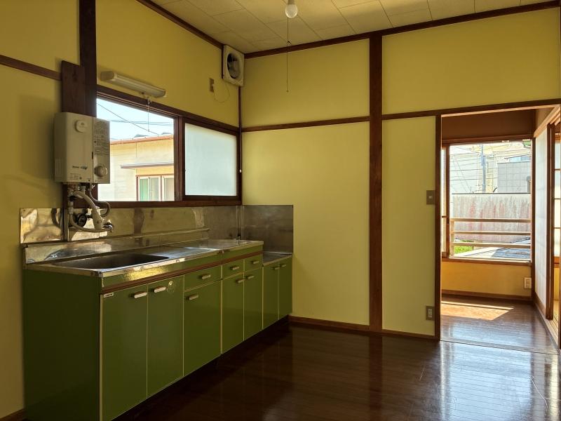 鎌倉市由比ガ浜二丁目の賃貸物件/キッチン｜レトロで小ぶりなサイズ。ひとり暮らし用の大きさです